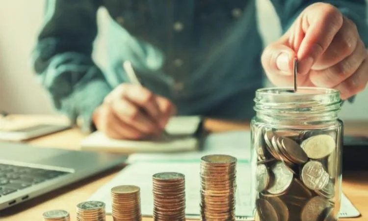 دراسة جديدة توضح أن الادخار المنتظم وسداد الديون يعززان من الصحة النفسية دراسة جديدة توضح أن الادخار المنتظم وسداد الديون يعززان من الصحة النفسية