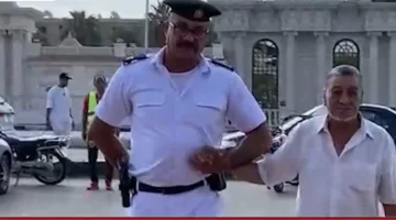 دور إنساني واجتماعي: عناصر الأمن في القاهرة يساندون كبار السن في ممارسة حقهم في التصويت