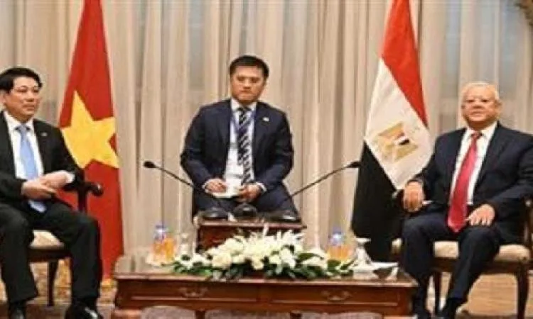 رئيس البرلمان يُثني على التطور الملحوظ في العلاقات بين مصر وفيتنام.