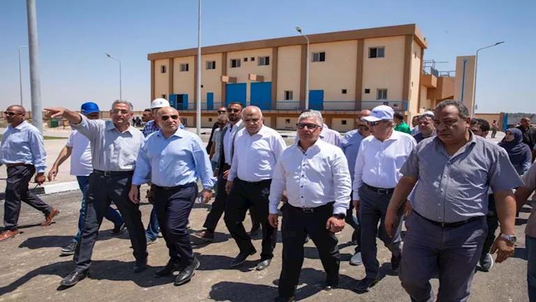 رئيس المنطقة الاقتصادية في غرب القنطرة يقوم بجولة تفقدية لمشروعات البنية التحتية – صور