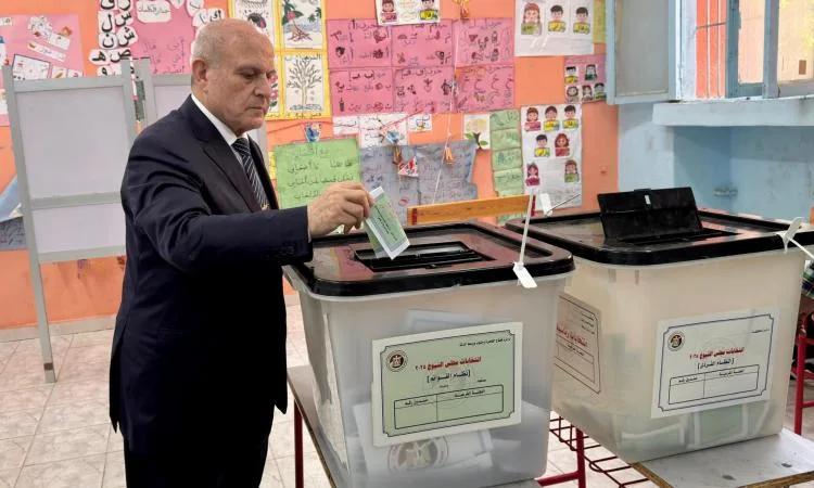 رئيس النيابة الإدارية يشارك في التصويت لانتخابات مجلس الشيوخ
