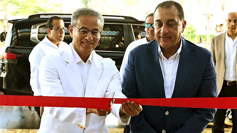 رئيس الوزراء يدشن فندقاً جديداً باستثمارات تبلغ 9 مليارات جنيه. رئيس الوزراء يدشن فندقاً جديداً باستثمارات تبلغ 9 مليارات جنيه.