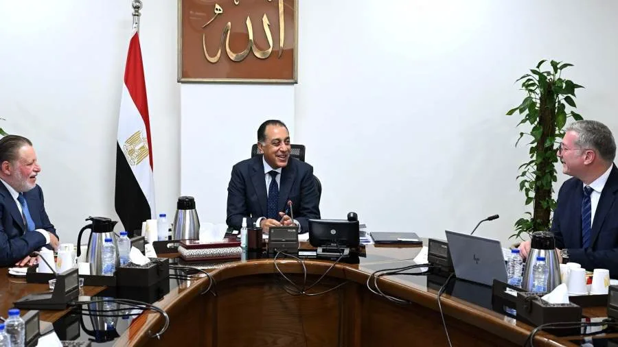 رئيس الوزراء يراقب جهود تأمين المواد البترولية وسير دفع مستحقات الشركاء الأجانب بحضور محافظ البنك المركزي