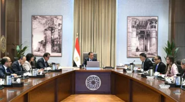 رئيس الوزراء يراقب حالة توافر الأدوية والمستلزمات الطبية