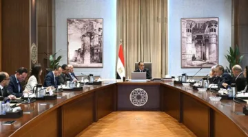 رئيس الوزراء يناقش مع اللجنة الاستشارية مستجدات الاقتصاد والقضايا الإقليمية