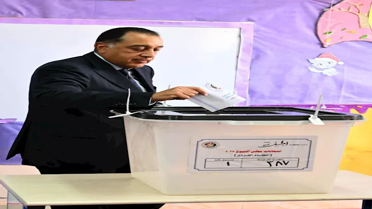 رئيس الوزراء يُشارك في التصويت لانتخابات مجلس الشيوخ في لجنته بالشيخ زايد. رئيس الوزراء يُشارك في التصويت لانتخابات مجلس الشيوخ في لجنته بالشيخ زايد.