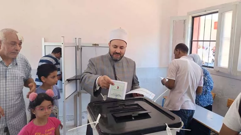 رئيس لجنة الفتوى بالأزهر يشارك في انتخابات مجلس الشيوخ بالإسكندرية.