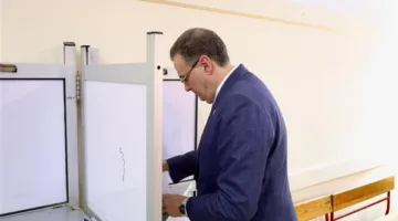 رئيس هيئة «التنظيم والإدارة» يدلي بصوته في انتخابات «مجلس الشيوخ» ويحث المواطنين على المشاركة النشطة.