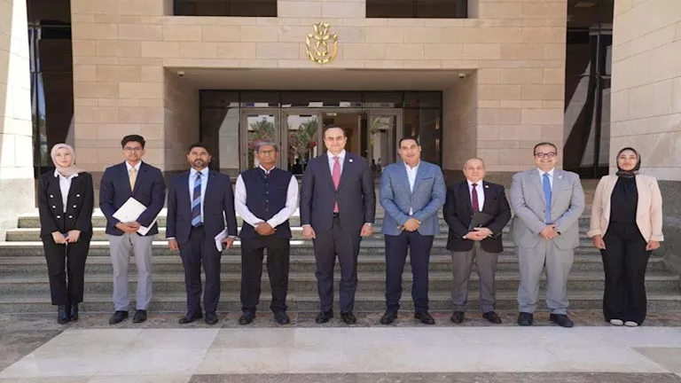 رئيس هيئة الرعاية الصحية يناقش مع السفير الهندي موضوع التغطية الصحية الشاملة والجراحة رئيس هيئة الرعاية الصحية يناقش مع السفير الهندي موضوع التغطية الصحية الشاملة والجراحة