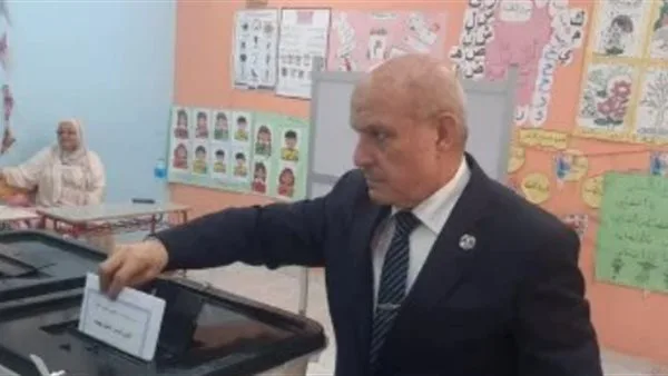 رئيس هيئة النيابة الإدارية يشارك في انتخابات مجلس الشيوخ في مدينة 15 مايو.