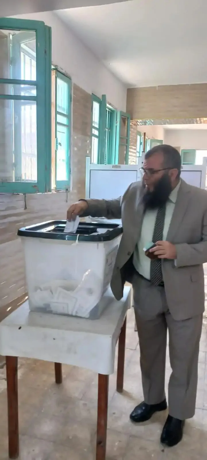 زعيم حزب النور يُمارس حقه الانتخابي في انتخابات الشيوخ بمدينة كفر الشيخ، مسقط رأسه