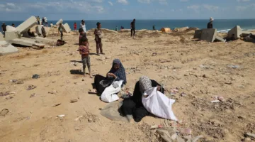 زوارق تحمل أسر الرهائن في غزة تبحر قبالة سواحل القطاع للمطالبة بإطلاق سراحهم