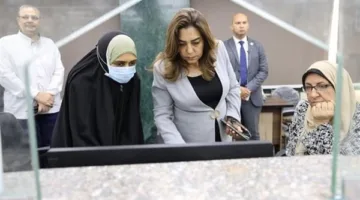 زيارة غير متوقعة لوزيرة التنمية في حي الموسكي بالقاهرة لمراقبة تقديم الخدمات للمواطنين في المركز التكنولوجي.