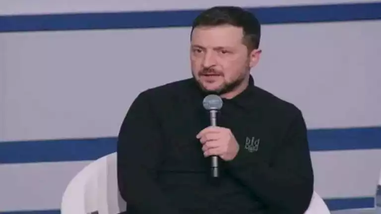 زيلينسكي: روسيا تجمع حوالي 100 ألف جندي في شرق أوكرانيا زيلينسكي: روسيا تجمع حوالي 100 ألف جندي في شرق أوكرانيا