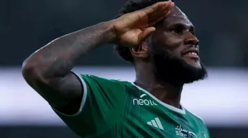 سر الاحتفال العسكري لفرانك كيسي بعد انتصار الأهلي بكأس السوبر السعودي