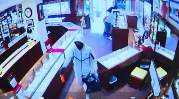 سرقة القرن: جناة يسرقون مجوهرات بقيمة مليونين دولار في دقيقة ونصف | ما الذي جرى؟