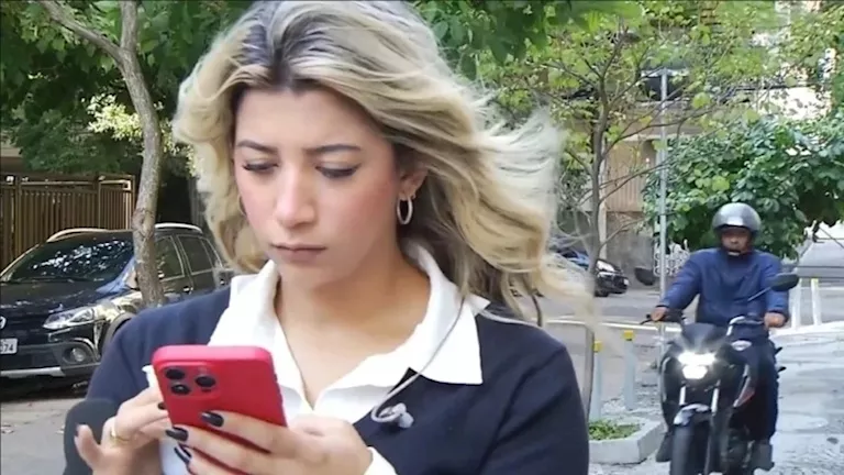 سرقة على البث المباشر.. رد فعل مفاجئ من المراسلة “فيديو” سرقة على البث المباشر.. رد فعل مفاجئ من المراسلة “فيديو”