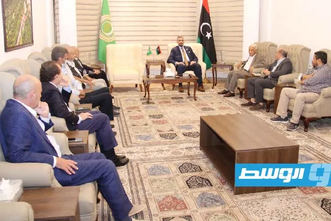 سفير ليبيا في مصر يناقش قضايا الجالية المتعلقة بالإقامة والتنقل عبر المعابر الحدودية. سفير ليبيا في مصر يناقش قضايا الجالية المتعلقة بالإقامة والتنقل عبر المعابر الحدودية.