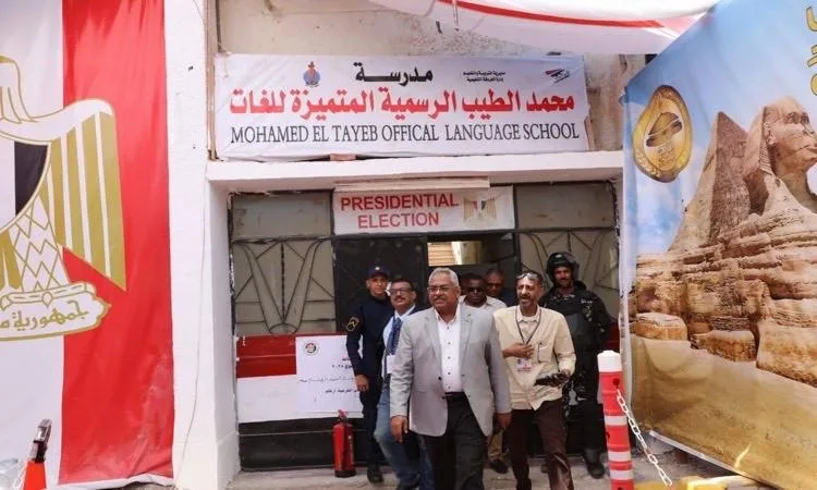 سكرتير عام البحر الأحمر يشارك في انتخابات مجلس الشيوخ ويتفقد مراكز الاقتراع. سكرتير عام البحر الأحمر يشارك في انتخابات مجلس الشيوخ ويتفقد مراكز الاقتراع.