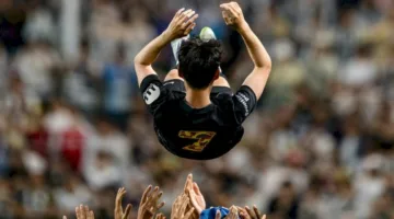 سون الكوري الجنوبي يودع توتنهام بدموعه في ليلة مؤثرة
