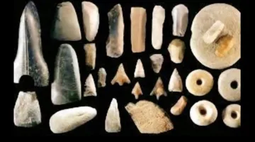 سيدتي تستعرض أدوات ومصنوعات البشر في العصر الحجري
