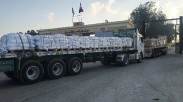 شاحنات الإغاثة تتجمع أمام معبر رفح تحضيرًا لدخولها إلى قطاع غزة