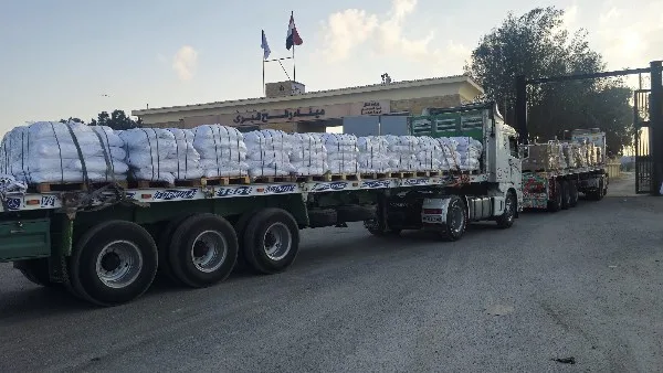 شاحنات الإغاثة تتجمع أمام معبر رفح تحضيرًا لدخولها إلى قطاع غزة شاحنات الإغاثة تتجمع أمام معبر رفح تحضيرًا لدخولها إلى قطاع غزة