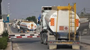 شاحنتان مزودتان بالوقود تصلان إلى غزة