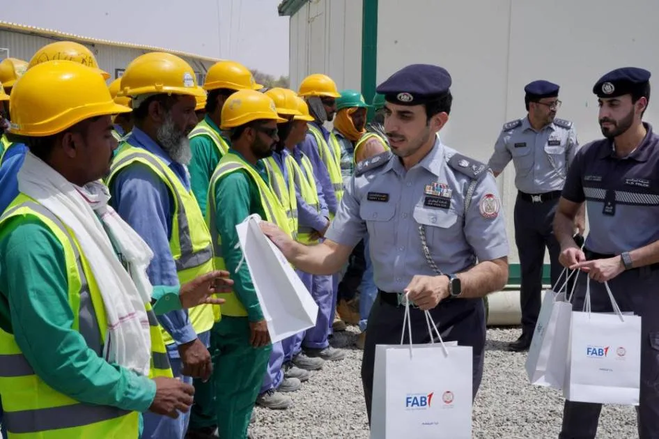 شرطة أبوظبي وبنك أبوظبي الأول يطلقان حملة “تبريد صيف العمال”