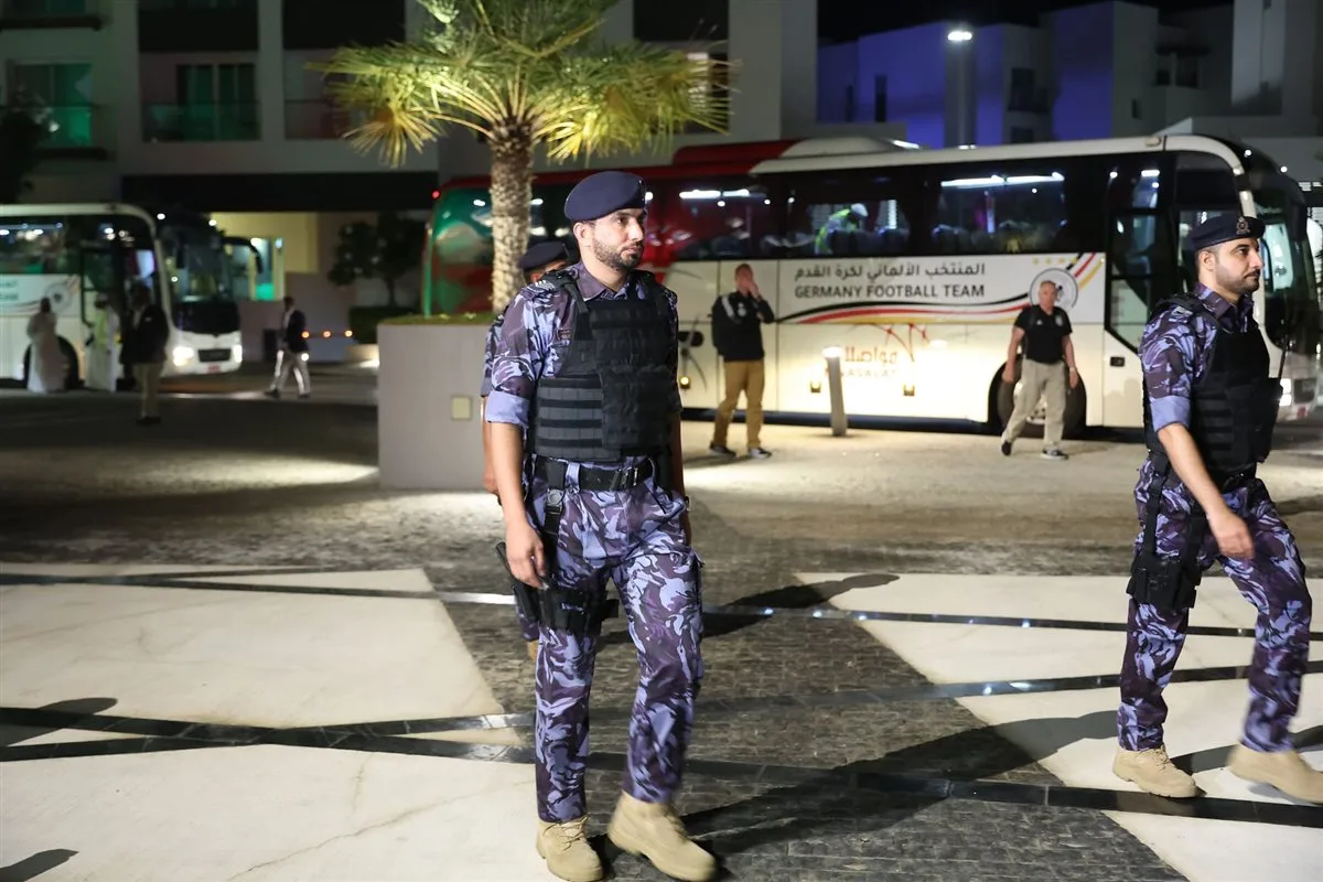 شرطة عمان تعتقل ثلاثة آسيويين يقومون باستغلال النساء في أعمال غير أخلاقية.