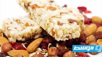 شريط بروتين مصنوع من الشوفان والمكسرات لدعم الحمية الغذائية