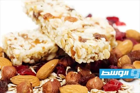 شريط بروتين مصنوع من الشوفان والمكسرات لدعم الحمية الغذائية