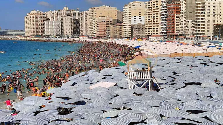 شلالات من الناس.. الإسكندرية كوجهة سياحية رائدة في مصر – صور