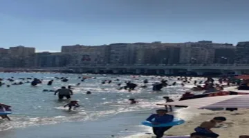 شواطئ الإسكندرية تحقق إشغالاً قريباً من 100% بعد انتهاء “تعزيز أغسطس” -صور