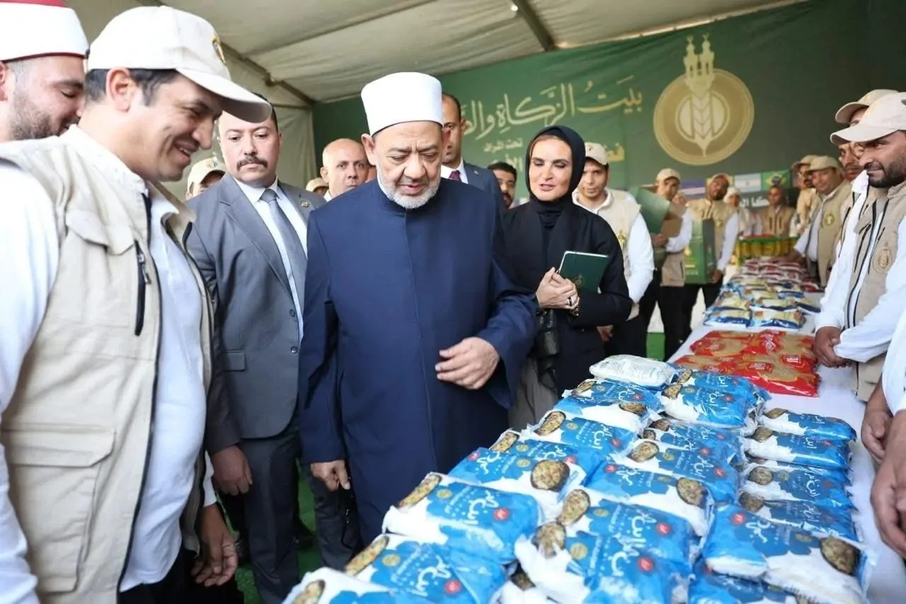شيخ الأزهر يراجع استعدادات قافلة بيت الزكاة والصدقات المتوجهة إلى غزة