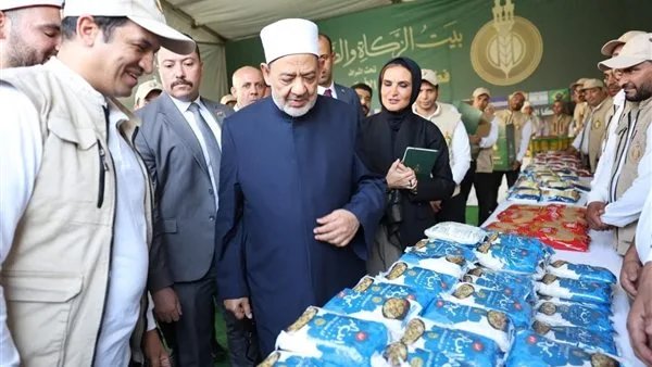 شيخ الأزهر يزور استعدادات قافلة بيت الزكاة والصدقات المتجهة إلى غزة