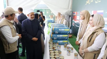 شيخ الأزهر يزور تحضيرات قافلة بيت الزكاة والصدقات المتوجهة إلى غزّة