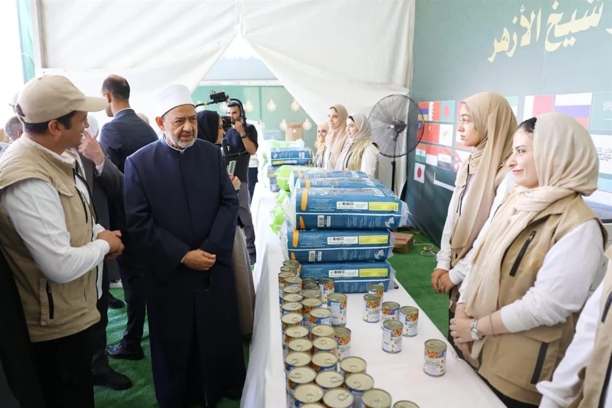 شيخ الأزهر يزور تحضيرات قافلة بيت الزكاة والصدقات المتوجهة إلى غزّة