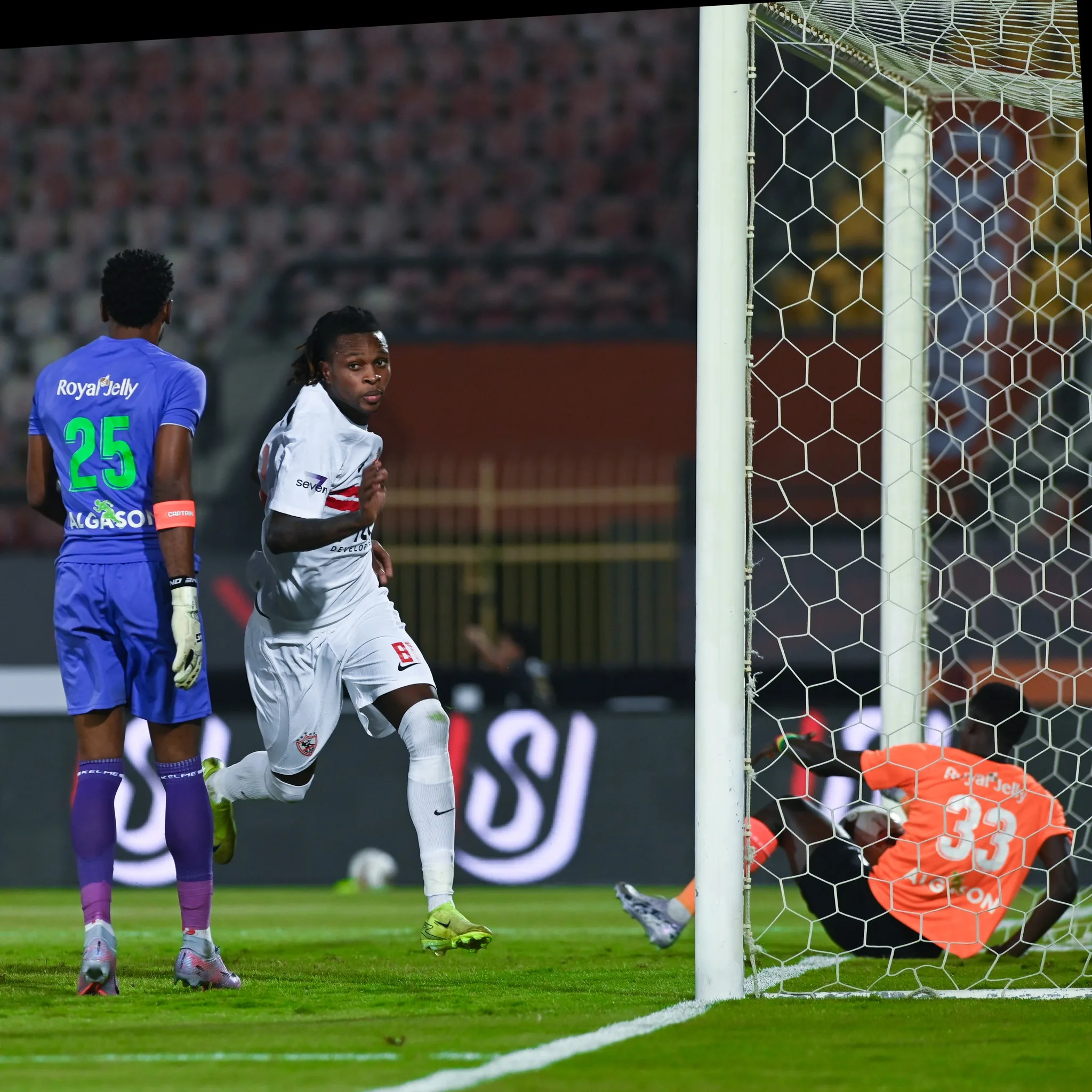 شيكو بانزا يتوج بجائزة أفضل لاعب في مواجهة الزمالك وفاركو شيكو بانزا يتوج بجائزة أفضل لاعب في مواجهة الزمالك وفاركو