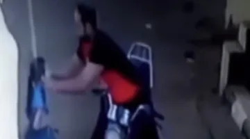“شَدُّ الحَلَق من أُذنها”.. الشرطة تُحقق في فيديو السارق والطفلة