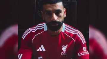 صلاح يتألق في عرض قمصان ليفربول الجديدة من أديداس (صور)