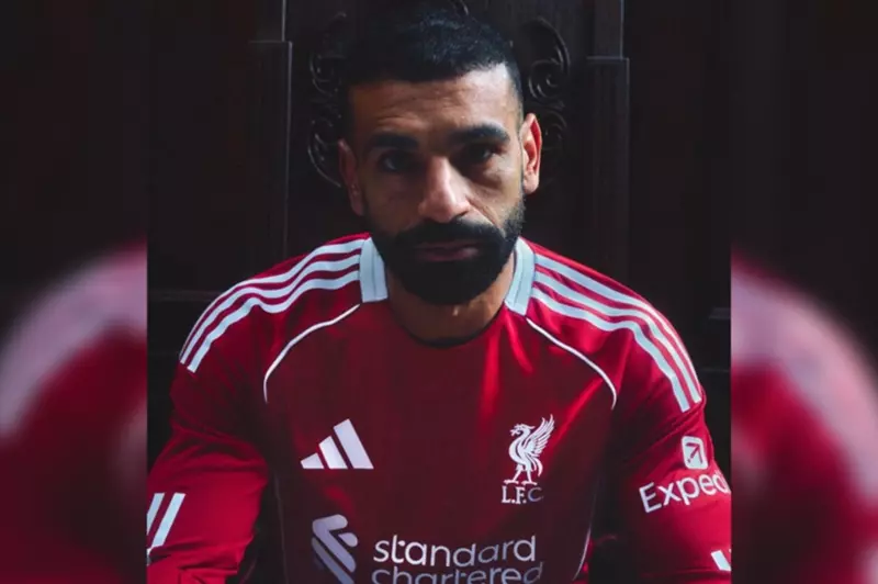 صلاح يتألق في عرض قمصان ليفربول الجديدة من أديداس (صور)