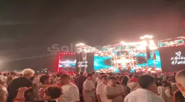 صور: حشود جمهور حفلة عمرو دياب في العلمين الجديدة تتجه نحو مسرح يو آر