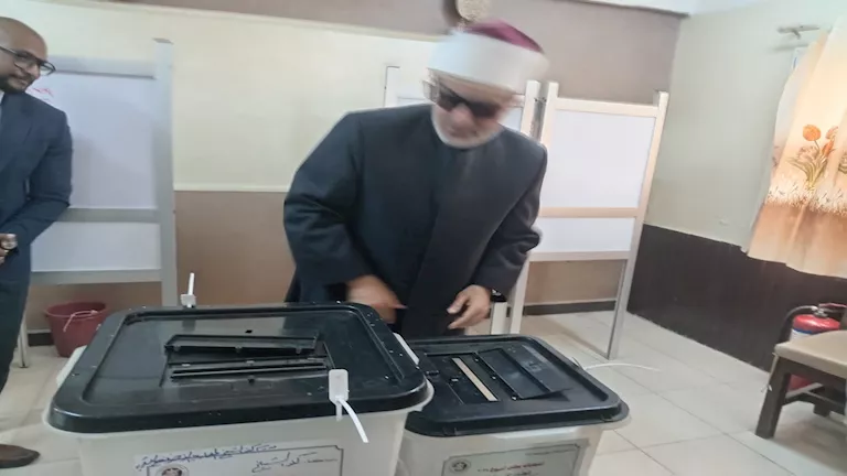 صور: مفتي الجمهورية يُشارك في انتخابات مجلس الشيوخ بكفر الشيخ