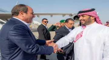 صور: ولي العهد محمد بن سلمان يقود السيارة مع الرئيس السيسي بعد استقباله في المطار