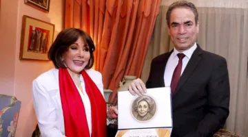صورة – تكريم لبنى عبد العزيز بجائزة ماسبيرو