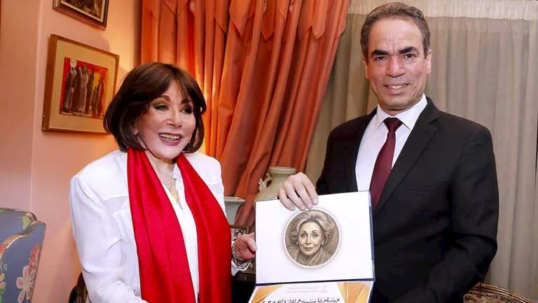 صورة – تكريم لبنى عبد العزيز بجائزة ماسبيرو صورة – تكريم لبنى عبد العزيز بجائزة ماسبيرو