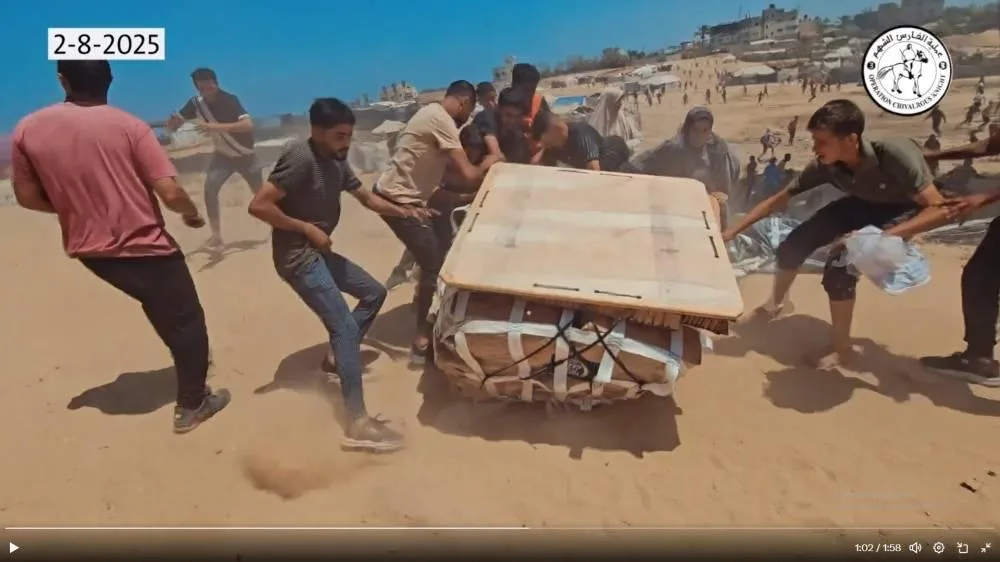 «طيور الخير» الإماراتية تقوم بتنفيذ عملية الإلقاء الجوي رقم 60 للمساعدات إلى غزة. «طيور الخير» الإماراتية تقوم بتنفيذ عملية الإلقاء الجوي رقم 60 للمساعدات إلى غزة.