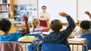 عائلات تبحث عن مدارس خاصة تعزز نمو شخصية أطفالها وتطور مهاراتهم.