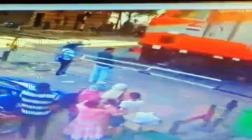 عامل مزلقان ينقذ حياة شاب من الموت تحت عجلات قطار في بني سويف